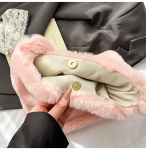 Détail d'un cabas en fausse fourrure rose montrant la doublure crème et le fermoir doré