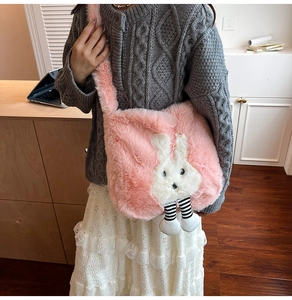 Détail du sac cabas en peluche rose avec un lapin blanc mignon et des jambes rayées