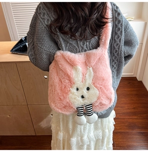 Sac fourre-tout rose en peluche avec un lapin blanc et détails d'oreilles rayées