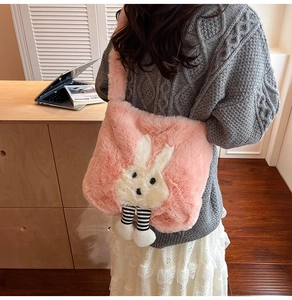 Détail du sac à main en peluche rose avec lapin et jambes rayées porté par un mannequin