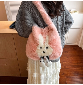 Détail du sac en peluche rose montrant la texture douce et les jambes de lapin rayées