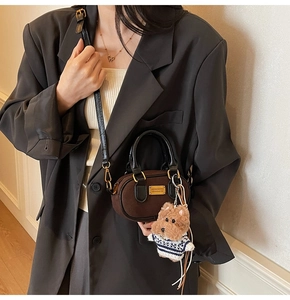 Mini borsa Boston marrone opaca in pelle con ciondolo a orsetto e targhetta dorata