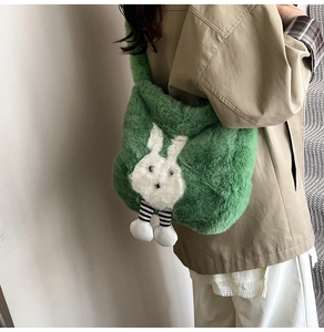 Détail du sac cabas en peluche verte avec une broderie d'applique de lapin blanc mignon