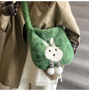Sac bandoulière en peluche verte avec jambes rayées sur un mannequin au style minimaliste