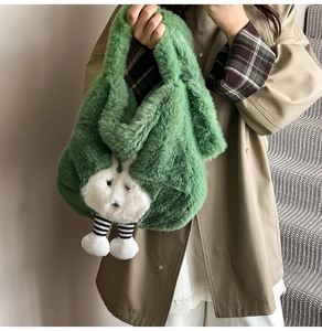 Détail du sac cabas en peluche vert forêt avec un lapin blanc mignon et de longues jambes