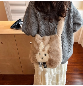 Détail du sac à bandoulière lapin en fausse fourrure kaki porté par un mannequin chez soi