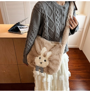 Détail d'un sac bandoulière lapin en peluche marron clair avec de longues jambes rayées