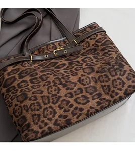 Détails du tissu imprimé léopard du sac cabas avec poignées en cuir élégantes