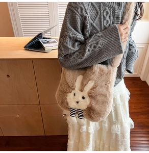 Détail du sac à bandoulière en peluche avec lapin 3D sur un tissu doux et duveteux