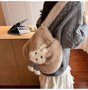 Détail du sac à bandoulière en peluche marron et blanc avec accessoires de style