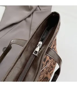 Gros plan sur la fermeture éclair en métal argenté du sac cabas à imprimé léopard chic