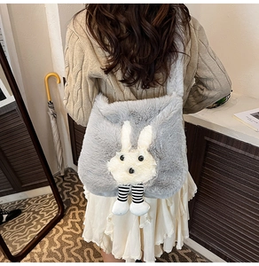 Détails de la texture du sac bandoulière en fausse fourrure grise avec poupée lapin 3D
