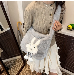 Détail du sac cabas en peluche lapin gris avec jambes rayées et bandoulière toute douce