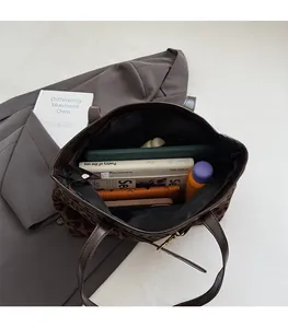 Vue de dessus de l'intérieur spacieux du sac cabas léopard et ses rangements variés