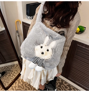 Détail d'un grand sac cabas en peluche grise avec une décoration de lapin en 3D
