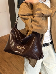 Borsa tote retrò in pelle verniciata marrone scuro con tracolla larga e logo oro