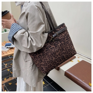 Grand sac cabas à imprimé léopard avec anses en cuir et détails de boucles élégants