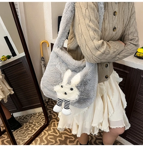 Gros plan d'un sac cabas en peluche grise avec un décor de lapin en style décontracté