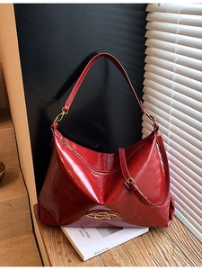 Borsa tote rossa lucida vintage con dettagli dorati e tracolla larga regolabile