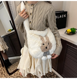 Vue détaillée du sac à main en peluche blanche avec un adorable motif de lapin de dessin animé