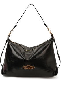 Borsa hobo nera lucida con dettagli dorati e targhetta logo su sfondo bianco puro