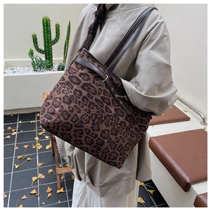 Détail du sac cabas léopard stylé avec des poignées en cuir marron en extérieur