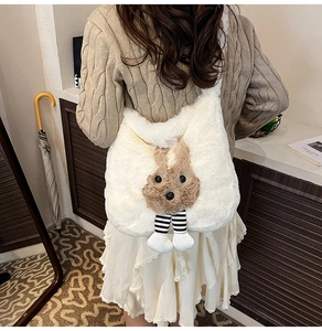 Détail du sac cabas en peluche blanche avec un lapin 3D et des jambes rayées suspendues
