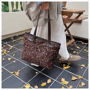 Détail du sac cabas léopard avec anses longues brunes et boucle en métal doré