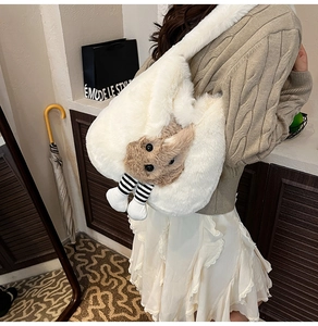 Détail du grand sac cabas blanc en peluche avec poupée mouton mignonne et bandoulière douce