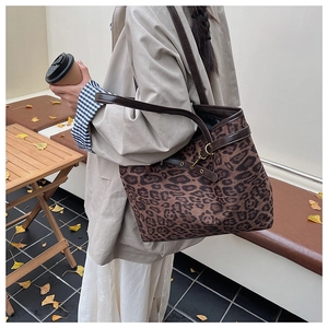 Détails du grand sac cabas à imprimé léopard avec boucles métalliques et sangles de côté