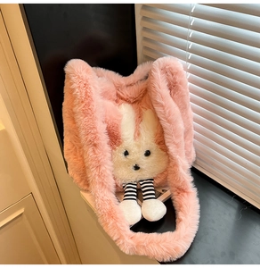 Gros plan du sac cabas en peluche rose avec un lapin mignon et une texture douce