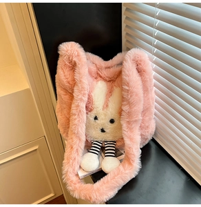 Détail du sac cabas en peluche lapin rose avec visage de lapin et jambes rayées