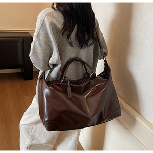 Sac fourre-tout en similicuir marron foncé avec finition brillante et bandoulière