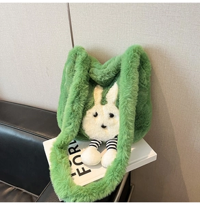 Vue détaillée de la texture de fausse fourrure verte et du visage de lapin blanc original