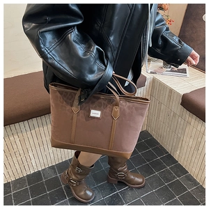 Vue détaillée du grand sac cabas marron en daim avec des motifs léopard subtils sur les côtés