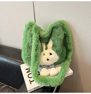 Gros plan d'un sac cabas en peluche verte avec un adorable lapin blanc en relief