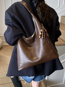 Grand sac hobo en cuir texturé marron foncé avec perles en bois de style ethnique pour femme