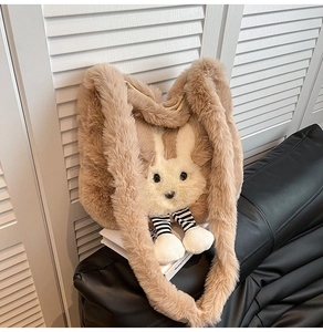 Détail du sac en fausse fourrure avec décoration lapin 3D et pattes à rayures bicolores