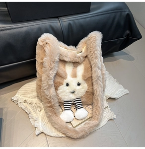 Détail du sac cabas en peluche avec motif lapin et texture douce en fausse fourrure