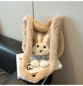 Détail de la texture en fausse fourrure et du visage de lapin mignon sur ce sac en peluche