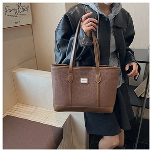 Vue détaillée du grand sac cabas léopard avec poignées en cuir et écusson logo carré