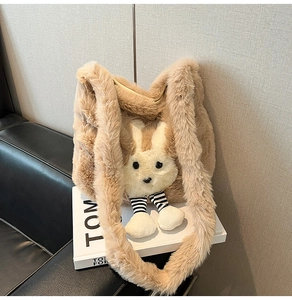 Détail du sac cabas en fausse fourrure avec un motif mignon de tête de lapin 3D