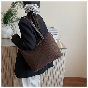Vue latérale du grand sac cabas à imprimé léopard avec bandoulières en cuir marron
