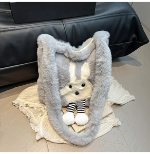 Détail du cabas en peluche lapin gris avec oreilles et jambes décoratives à rayures