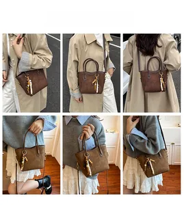 Sac seau en daim marron montrant divers styles de port et un charme de pompon perlé