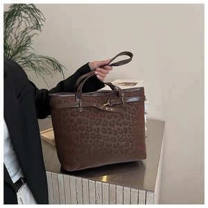 Détail d'un sac cabas à imprimé léopard avec bandoulière en cuir et boucle en métal