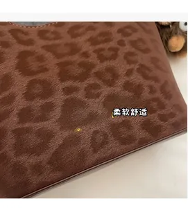 Détail du sac à main en velours imprimé léopard avec lettrage FASHION & Y et texture douce