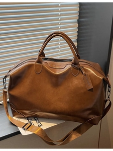 Grand sac de voyage en similicuir marron avec poignées et bandoulière réglable pratique
