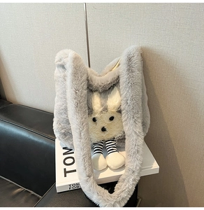 Détail de la texture en fausse fourrure grise douce et design de lapin 3D sur le cabas