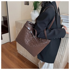 Détail de la boucle métallique réglable sur le sac cabas imprimé léopard marron